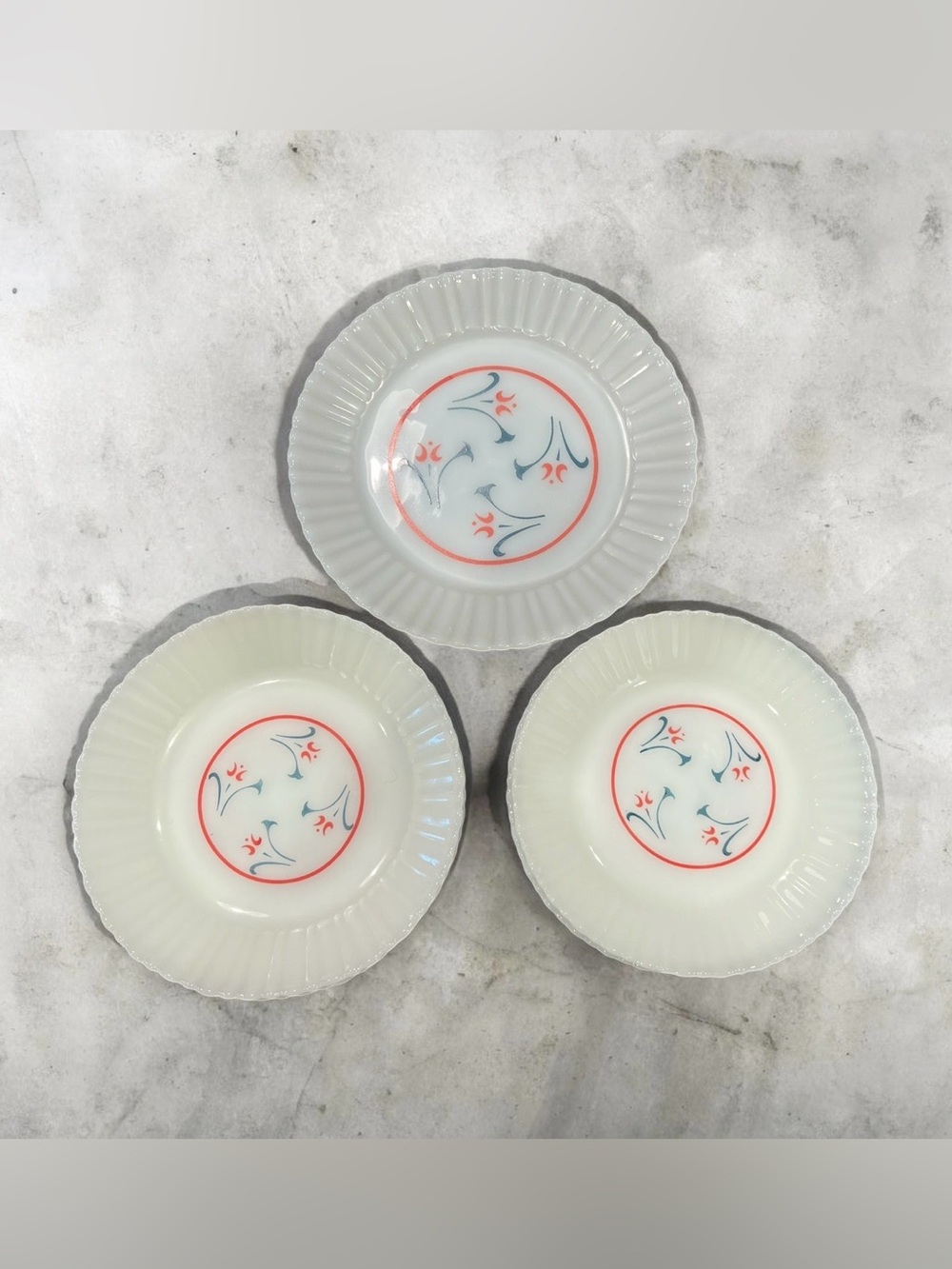 Vintage 1960's Termocrisa Milk Glass, 7
Plates, 1- 8 3/4", 3-7", 3-7.5"